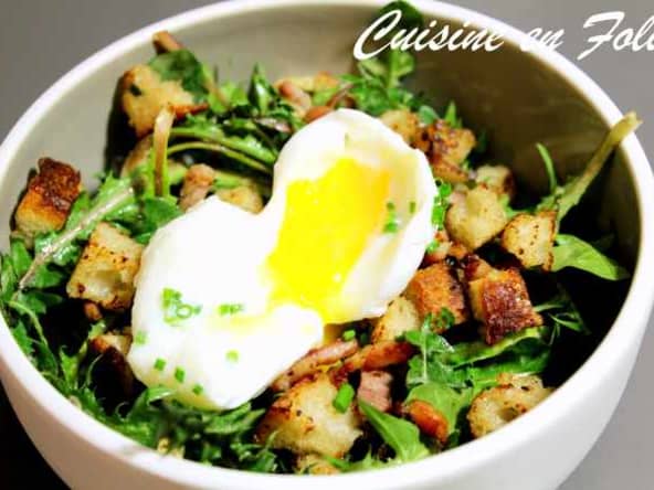 Salade anti-gaspi de pissenlit, d'oeuf mollet, de lardons et des croutons