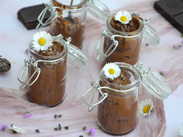 Mousse au chocolat noir et grué de cacao
