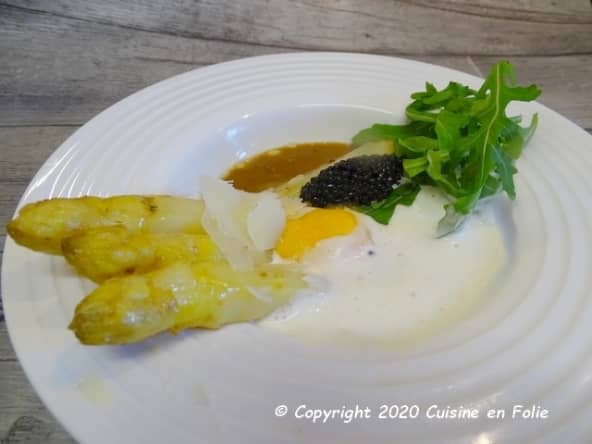 Asperges blanches rôties, oeuf mi-cuit, espuma au fromage feta, oeufs de hareng
