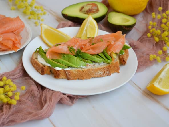 Avocado toast au saumon fumé et pain de campagne