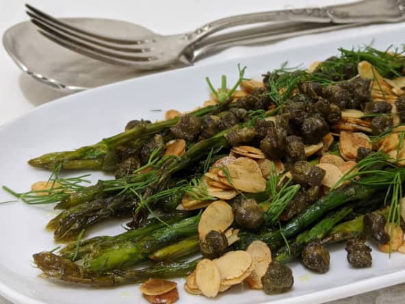 Asperges rôties aux amandes, câpres et aneth d'après Yotam Ottolenghi