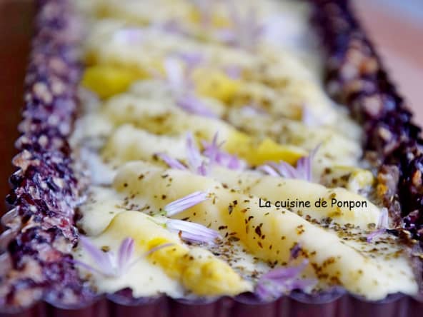 Tarte en croûte de riz à la crème d'artichaut, asperges et mozza, sans farine, végétarien