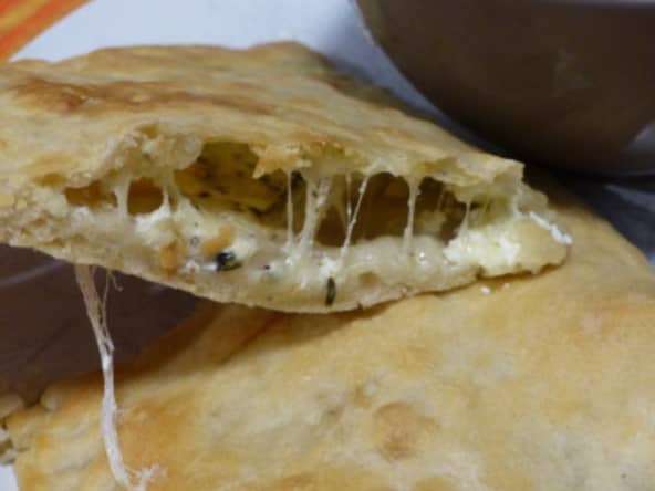 Calzone au fromage et sa bonne sauce tomate maison