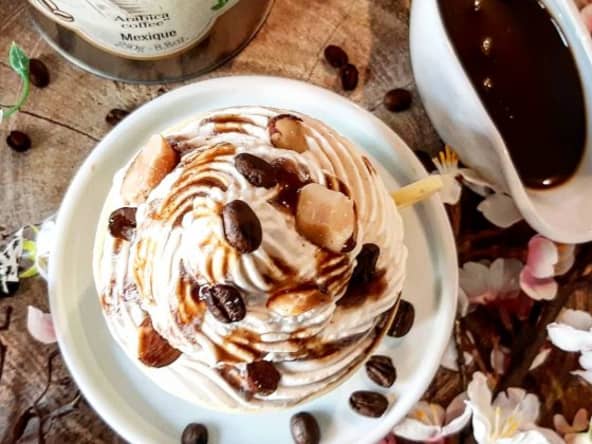 Arabica : un entremet au café en forme de tasse à café