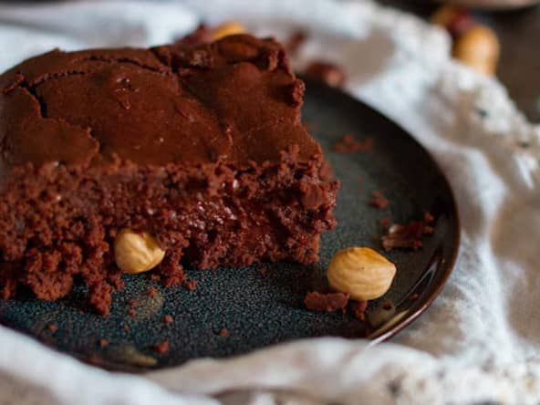 Brownie vegan au chocolat noir et noisettes grillées