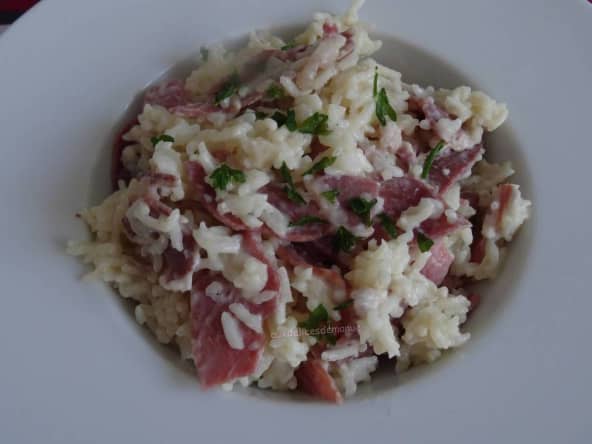 Risotto à la pancetta et bacon avec les restes dans le frigo