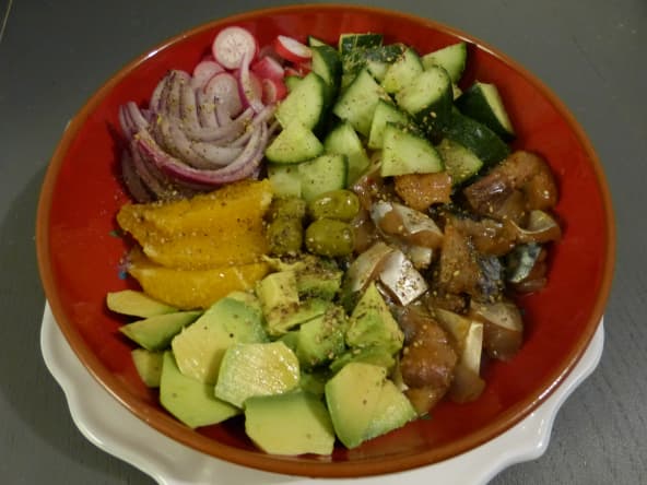 Poké bowl aux maquereaux, avocat et orange