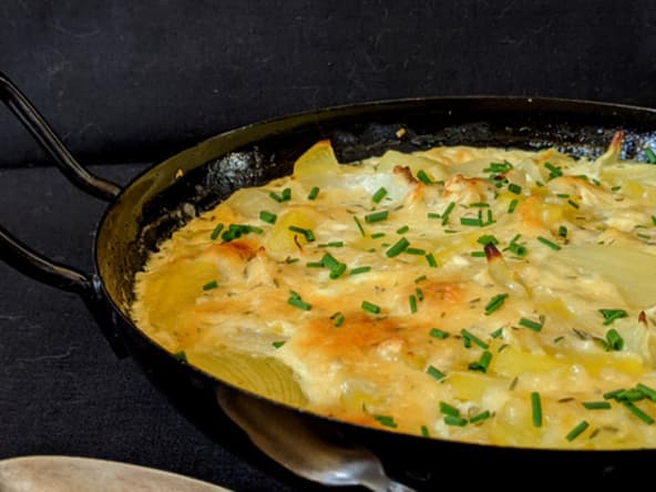Cassolette de pommes de terre et d’oignons au gruyère.