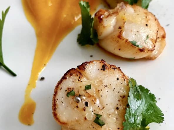 Noix de saint-jacques au citron caviar et son crémeux de courge potimarron