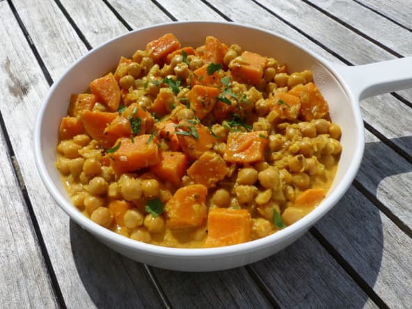 Curry de patate douce aux pois chiches et lait de coco