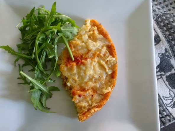 Tarte à l'oignon doux, cheddar et gâteaux d'apéritif Ritz