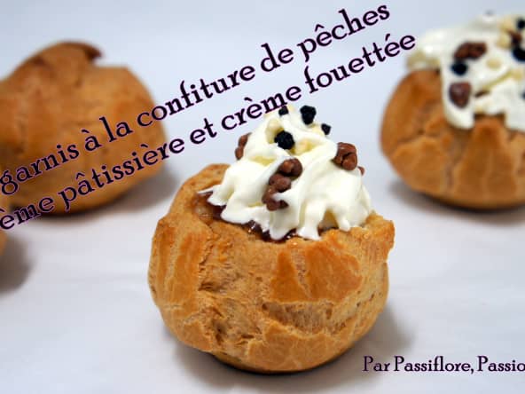 Délicieux choux garnis à la crème pâtissière confiture de pêches et crème fouettée