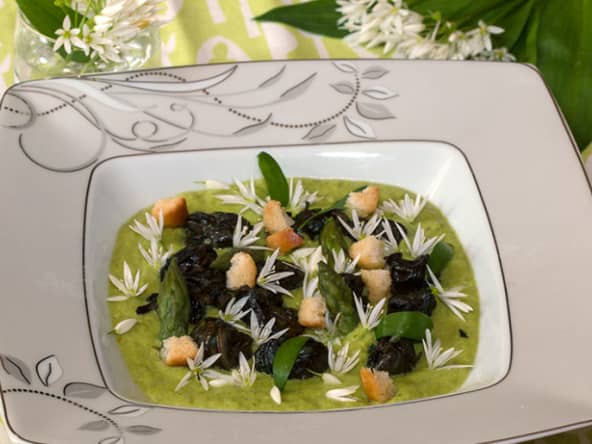 Fricassée d'escargots à l'ail des ours et crème d'asperges vertes