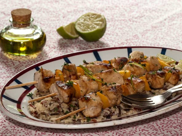Brochettes de poulet au miel, citron, soja et riz sauvage
