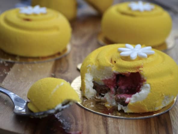 Entremets citron, coeur framboise et sépculoos