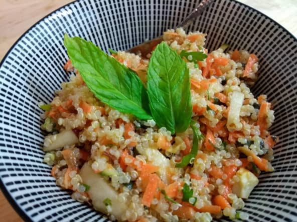 Salade de quinoa, carottes, pommes, persil et amandes
