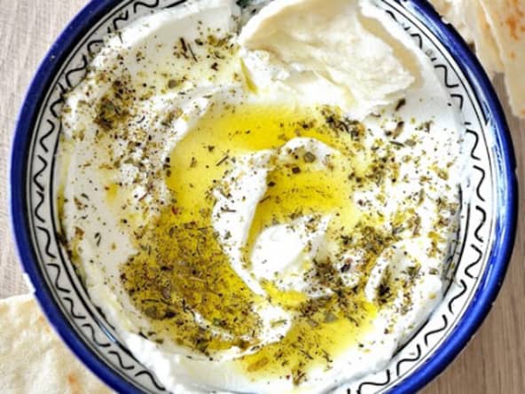 Labneh libanais le fromage crémeux au zaatar et à l'huile d'olive