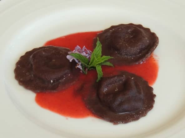 Raviolis au cacao mascarpone et coulis de fraise verveine