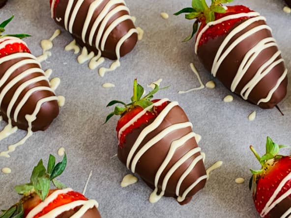 Fraises enrobées aux deux chocolats : une recette irrésistible