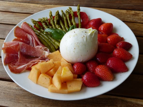Burrata aux fraises, asperges, tomates, melon et jambon cru pour les amateurs de sucré salé