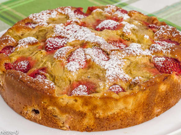 Gâteau moelleux à la rhubarbe et aux fraises