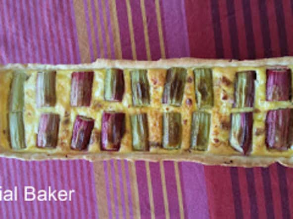 Tarte sucrée salée rhubarbe, fromage et échalotes