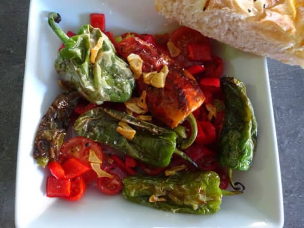 Salade tiède de piments de Padrón, tomates et poivron rouge : à essayer sans faute