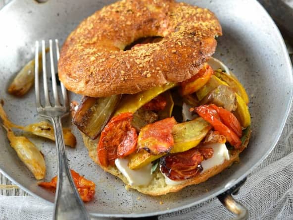 Bagel végétarien aux légumes rôtis et fromage de chèvre
