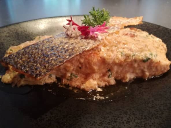 Saumon poêlé sauce à la crème échalote vin blanc et son chips de peau grillé