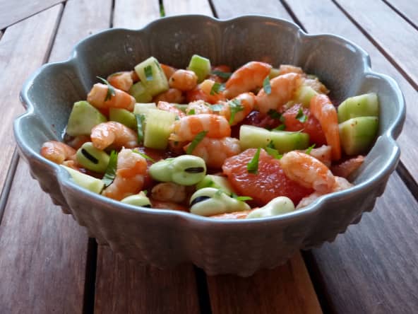 Poke bowl aux crevettes, pomelo, fèves et concombre