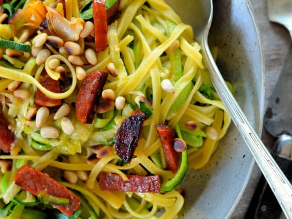Courgette spaghetti au chorizo et pignons