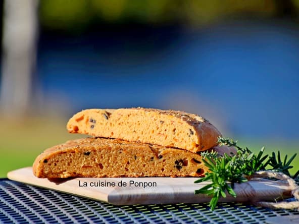 Fougasse aux olives noires et tomates séchées