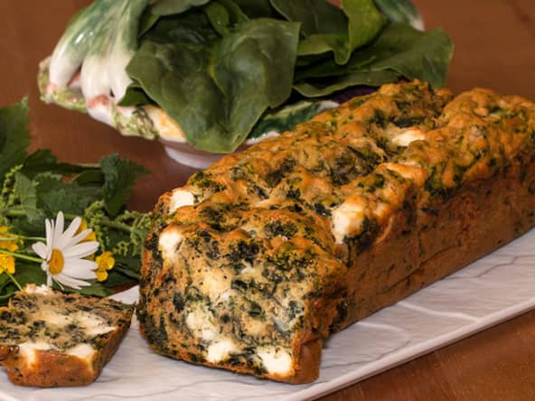 Cake aux épinards, orties et feta
