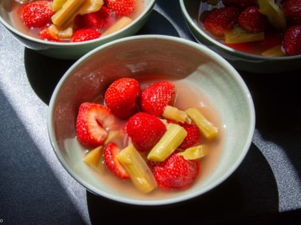 Rhubarbe et fraises à la nage