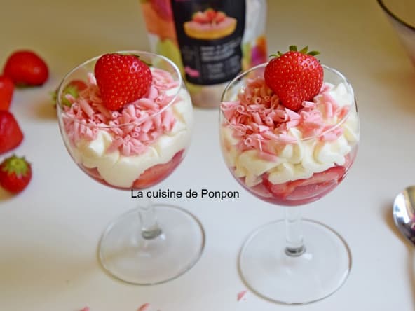 Verrine de fraises au sirop de gingembre et ganache blanche