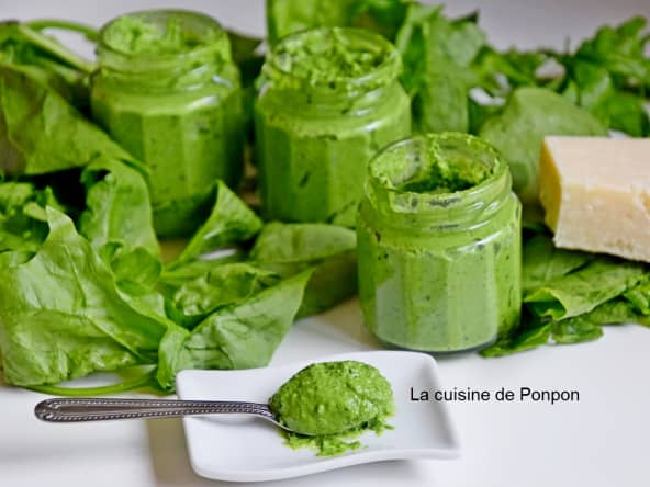 Pesto aux feuilles d'épinard et spiruline, végétarien