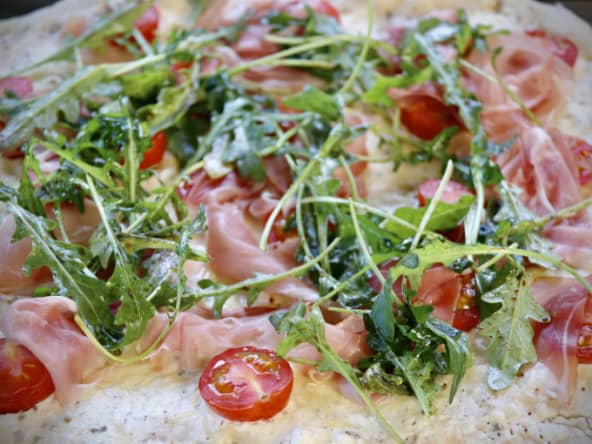 Pizza blanche au tomates cerises, roquette et jambon cru
