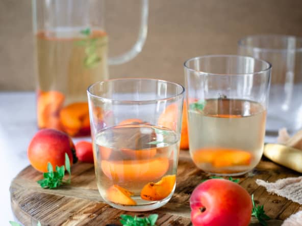 Thé glacé ou ice tea maison à l'abricot et au basilic