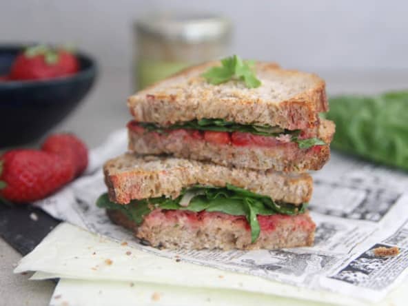 Sandwich grillé fraises-tapenade-blettes