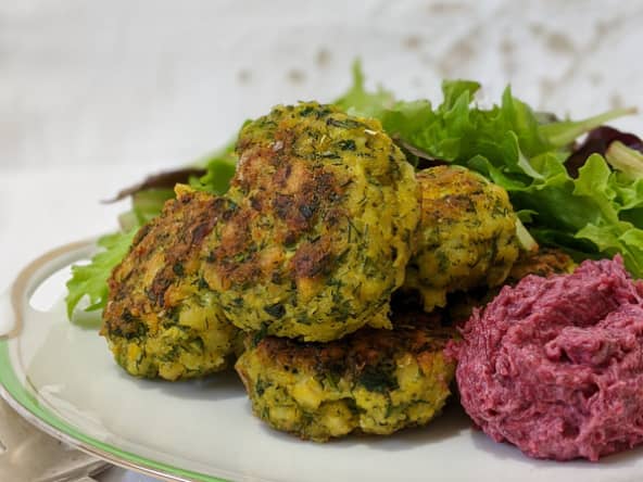 Croquettes de poisson aux fines herbes et au gingembre, sauce à la betterave.