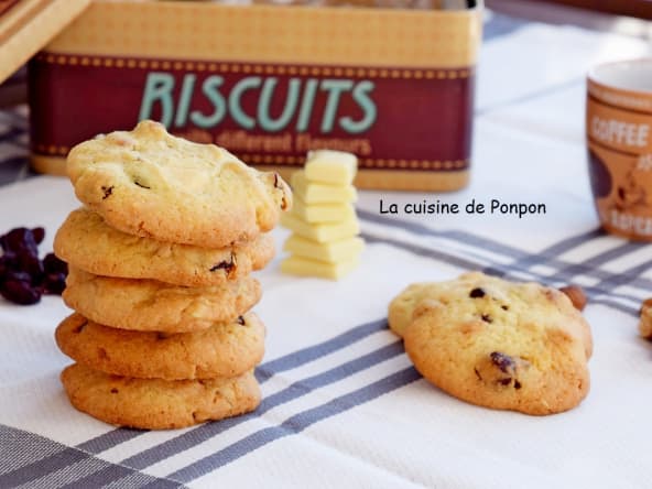 Biscuit au chocolat blanc, cranberries et noix