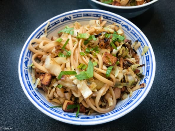 Nouilles udon sautées au chou et au tofu fumé