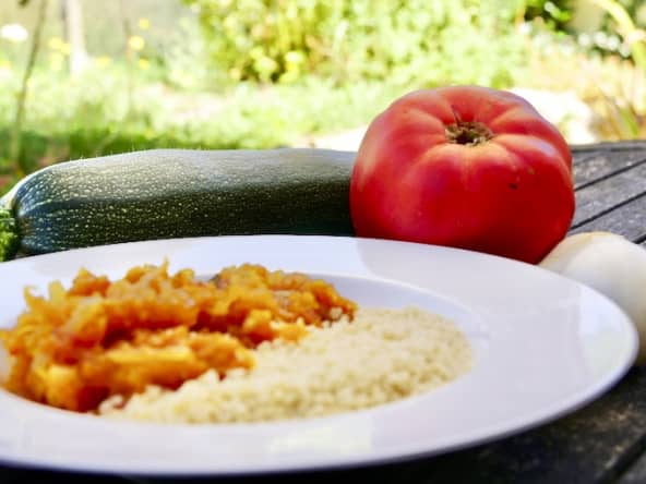 Écrasé de courgette, tomate, ail, oignon et épices