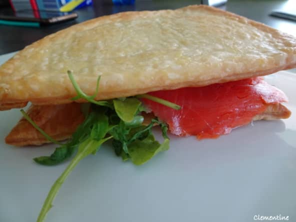 Feuilleté au saumon fumé, taleggio et roquette