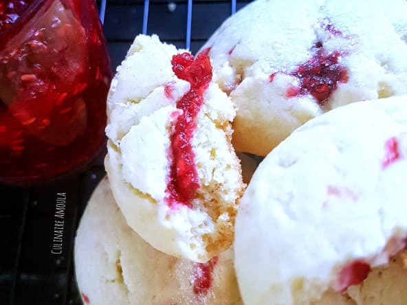 Biscuits fondants fourrés à la confiture