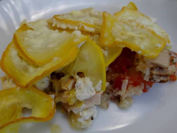 Gratin de courgette et tomate, au filet de poulet fumé et semoule