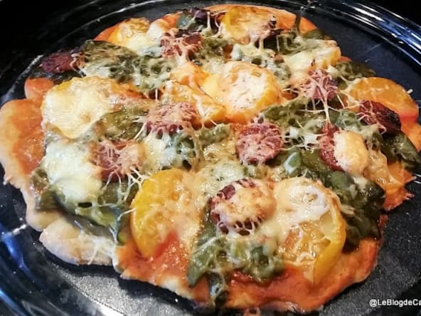 Pizza aux poivrons et chorizo et pâte à la farine de pois chiches 