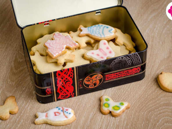 Biscuits faits maison aux amandes décorés à la glace royale