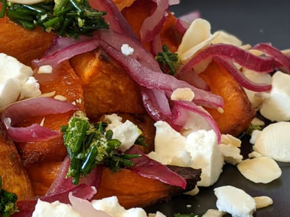 Patates douces rôties aux oignons marinés et chèvre.