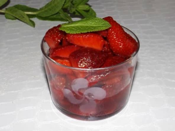 Salade de fraises, menthe et verveine